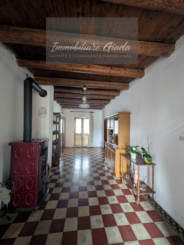 Questa casa singola terratetto, con una superficie totale di 208 mq, è l'ideale per chi cerca spa...