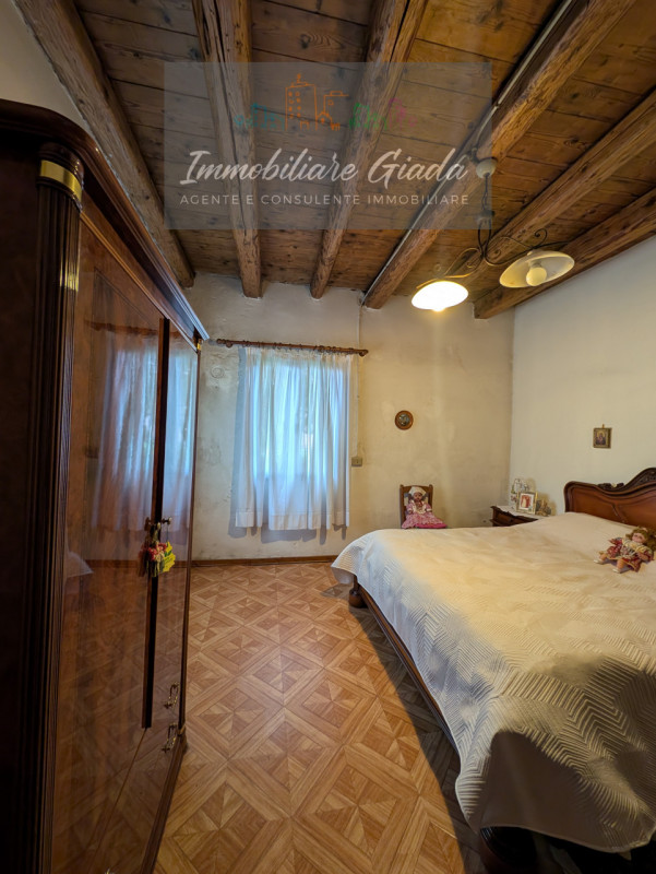 Questa casa singola terratetto, con una superficie totale di 208 mq, è l'ideale per chi cerca spa...