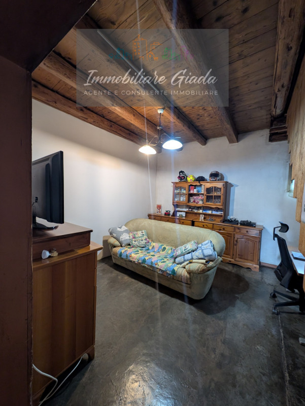 Questa casa singola terratetto, con una superficie totale di 208 mq, è l'ideale per chi cerca spa...