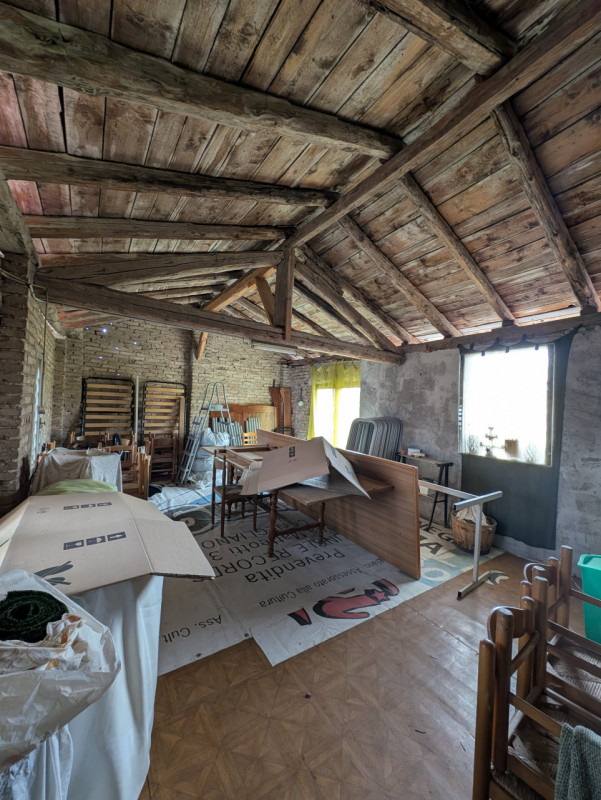 Questa casa singola terratetto, con una superficie totale di 208 mq, è l'ideale per chi cerca spa...