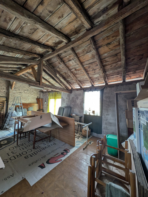 Questa casa singola terratetto, con una superficie totale di 208 mq, è l'ideale per chi cerca spa...