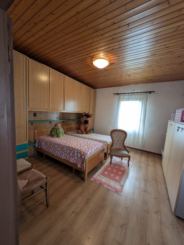 Questa casa singola terratetto, con una superficie totale di 208 mq, è l'ideale per chi cerca spa...