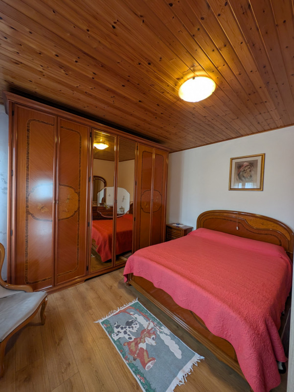 Questa casa singola terratetto, con una superficie totale di 208 mq, è l'ideale per chi cerca spa...