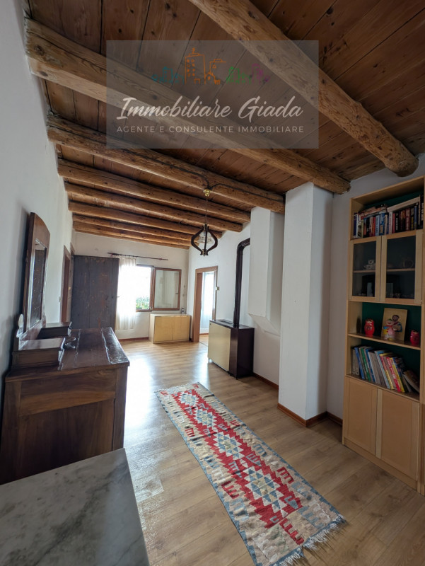 Questa casa singola terratetto, con una superficie totale di 208 mq, è l'ideale per chi cerca spa...