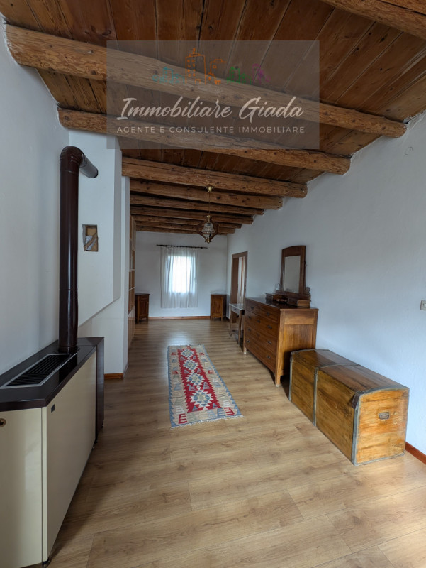 Questa casa singola terratetto, con una superficie totale di 208 mq, è l'ideale per chi cerca spa...