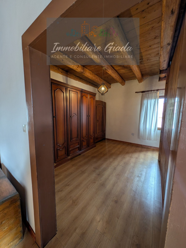 Questa casa singola terratetto, con una superficie totale di 208 mq, è l'ideale per chi cerca spa...