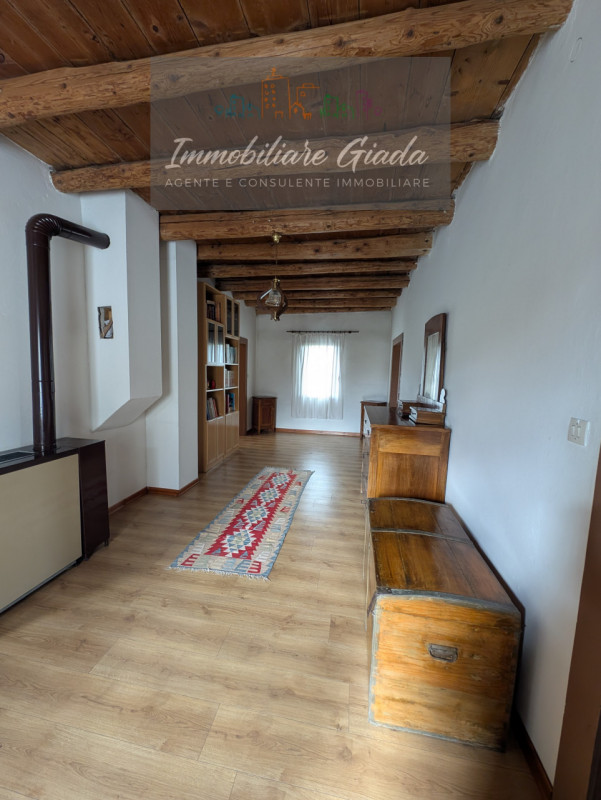 Questa casa singola terratetto, con una superficie totale di 208 mq, è l'ideale per chi cerca spa...