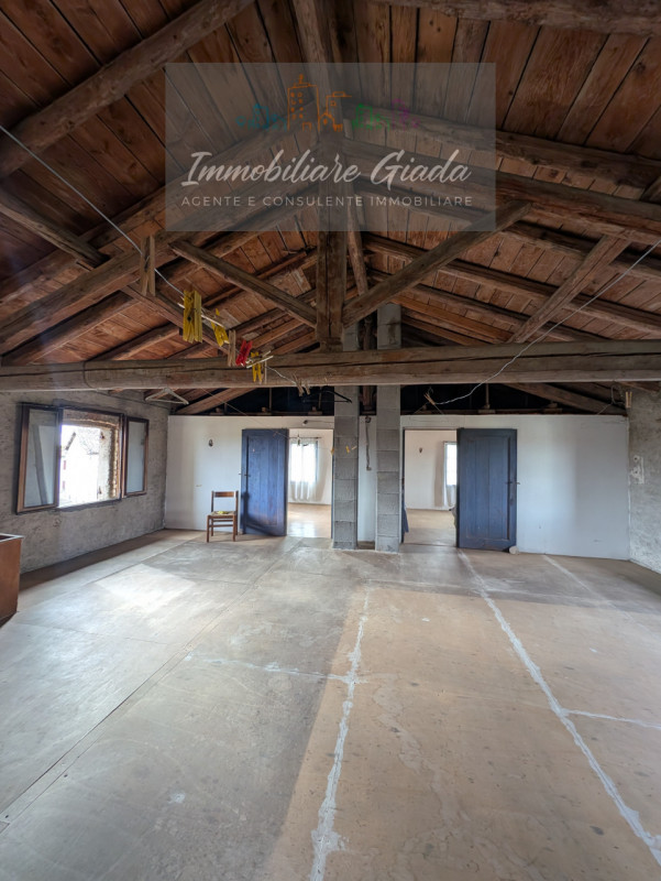 Questa casa singola terratetto, con una superficie totale di 208 mq, è l'ideale per chi cerca spa...