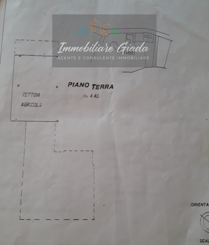 Questa casa singola terratetto, con una superficie totale di 208 mq, è l'ideale per chi cerca spa...