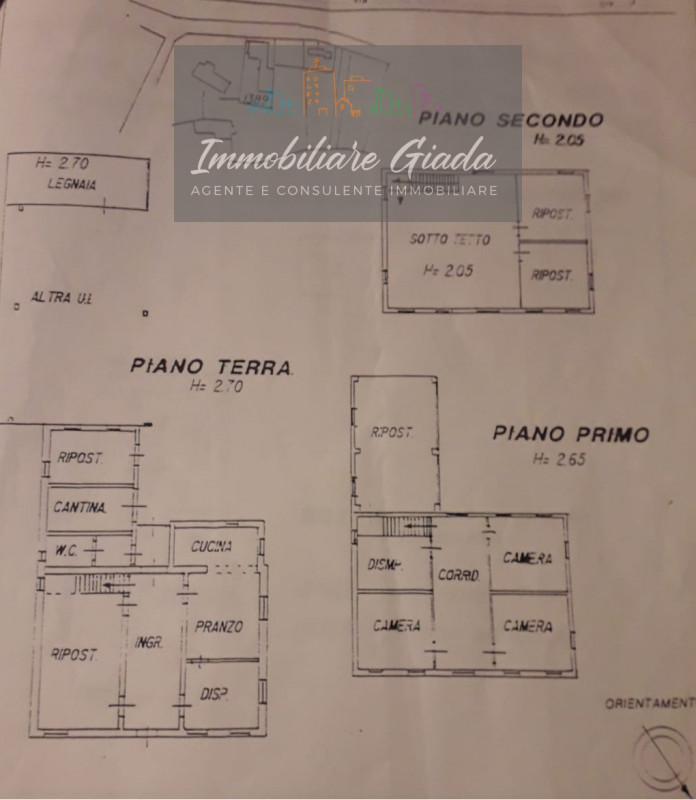Questa casa singola terratetto, con una superficie totale di 208 mq, è l'ideale per chi cerca spa...