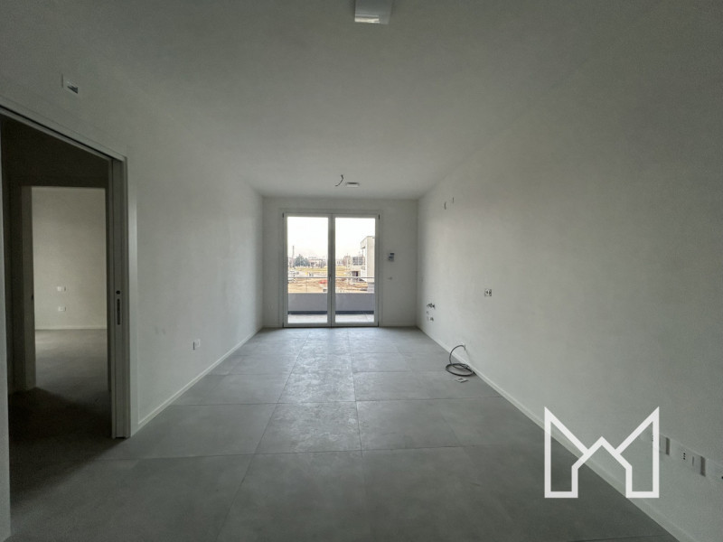 ROSSANO- Situato in un nuovo complesso immobiliare, circondato da parcheggi e verde pubblico, pro...