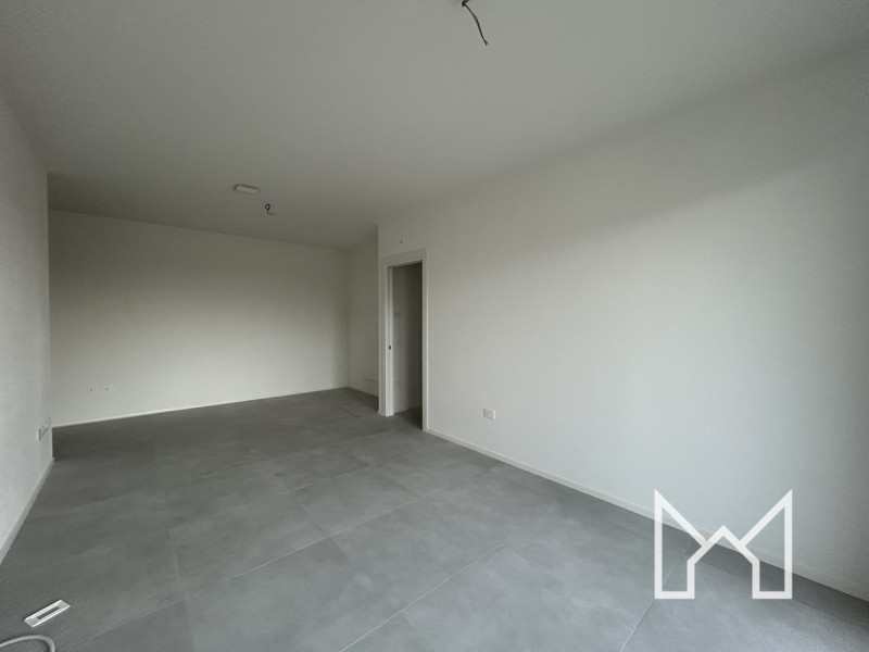 ROSSANO- Situato in un nuovo complesso immobiliare, circondato da parcheggi e verde pubblico, pro...