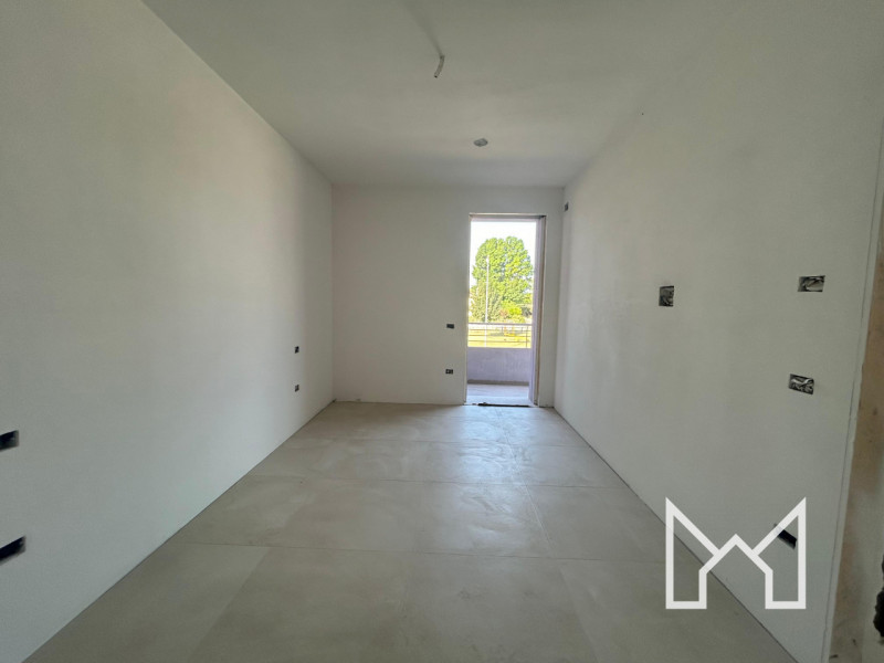 ROSSANO- Situato in un nuovo complesso immobiliare, circondato da parcheggi e verde pubblico, pro...