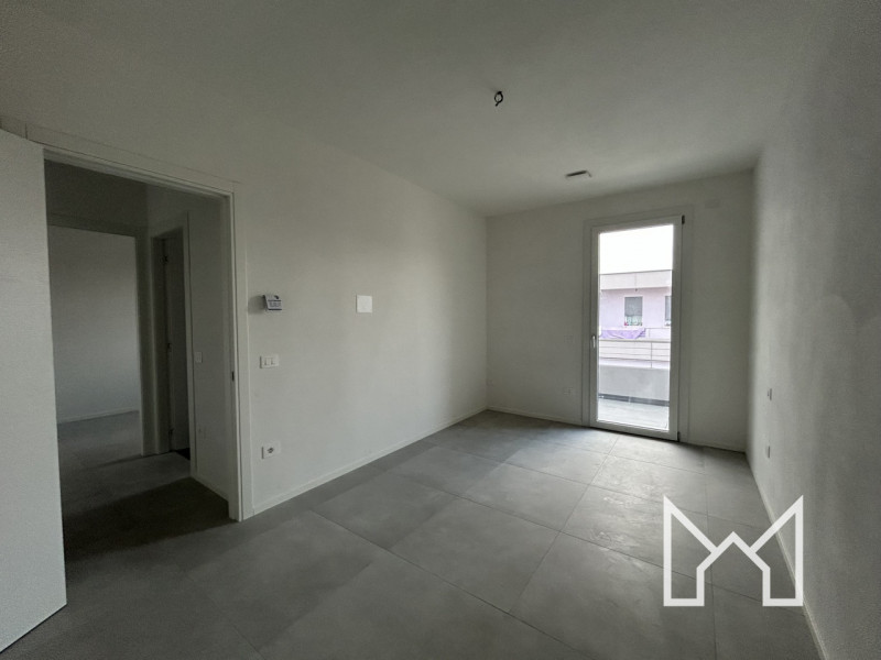 ROSSANO- Situato in un nuovo complesso immobiliare, circondato da parcheggi e verde pubblico, pro...