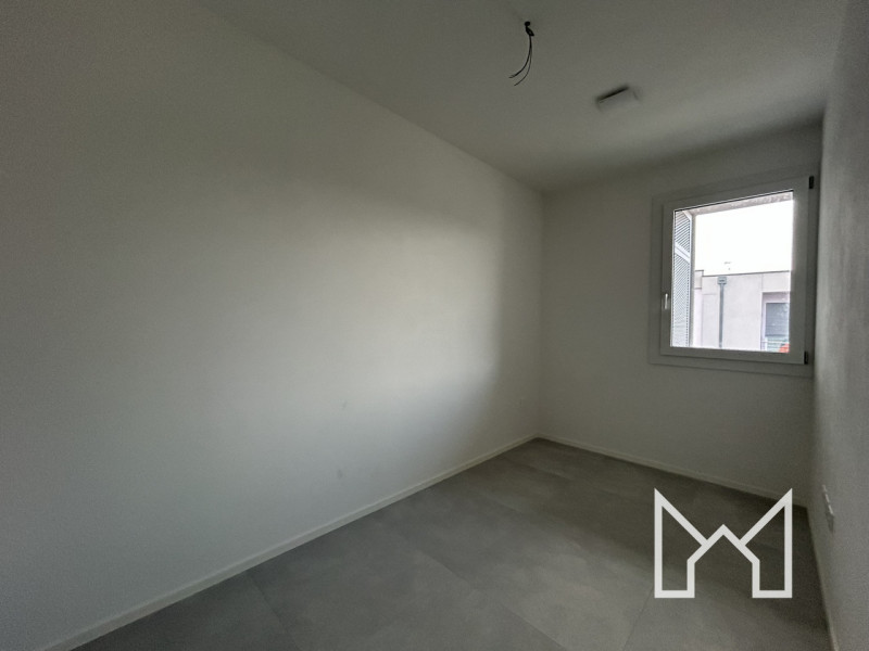 ROSSANO- Situato in un nuovo complesso immobiliare, circondato da parcheggi e verde pubblico, pro...