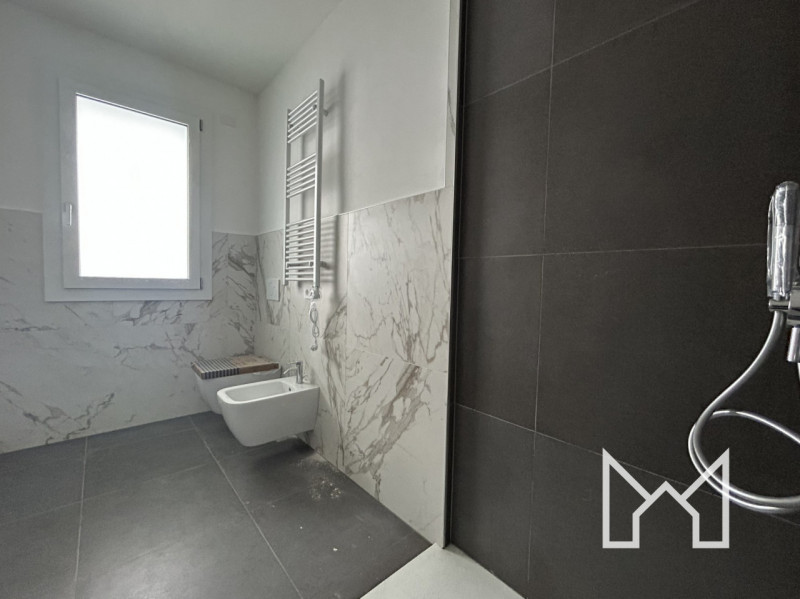 ROSSANO- Situato in un nuovo complesso immobiliare, circondato da parcheggi e verde pubblico, pro...