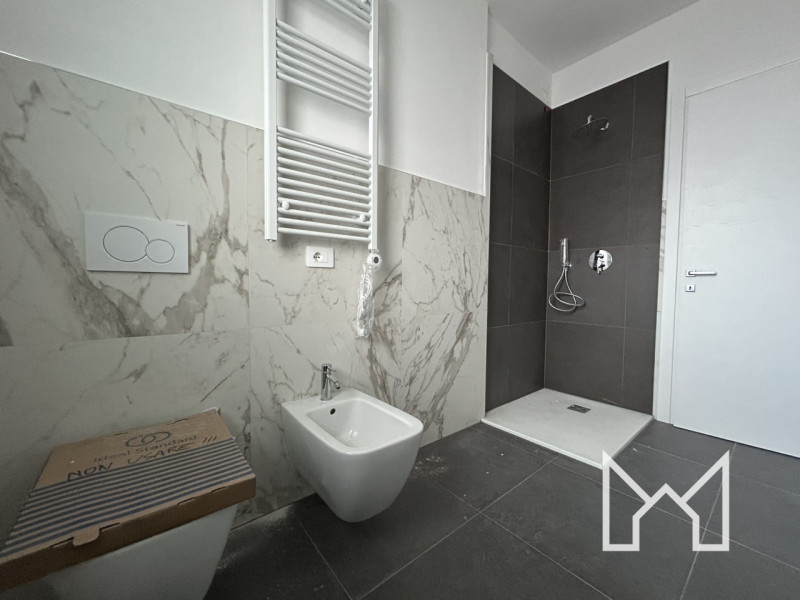 ROSSANO- Situato in un nuovo complesso immobiliare, circondato da parcheggi e verde pubblico, pro...