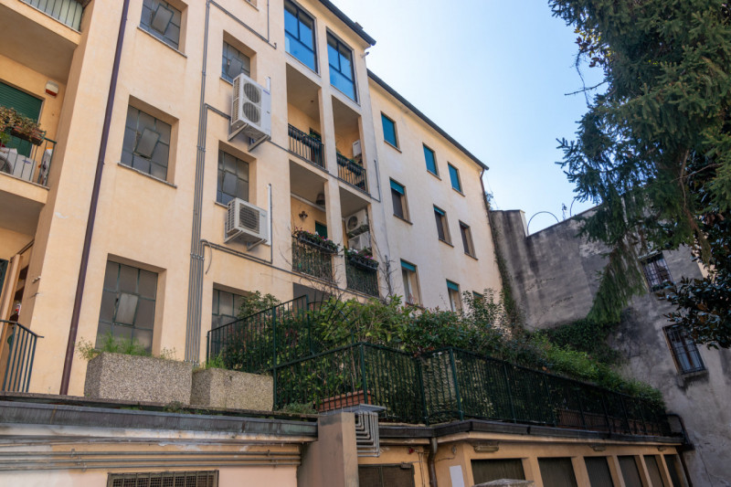 In una delle principale vie pedonali del centro storico di Padova proponiamo in vendita signorile...