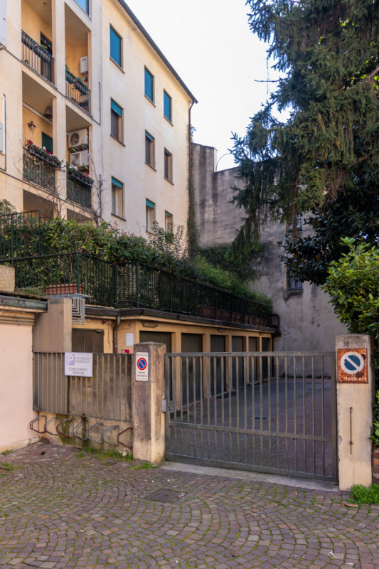 In una delle principale vie pedonali del centro storico di Padova proponiamo in vendita signorile...