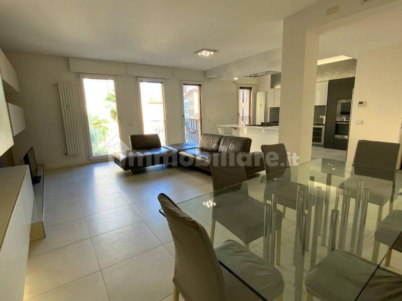 raffinato appartamento di 150 mq, recentemente ristrutturato con materiali di pregio e dotazioni ...