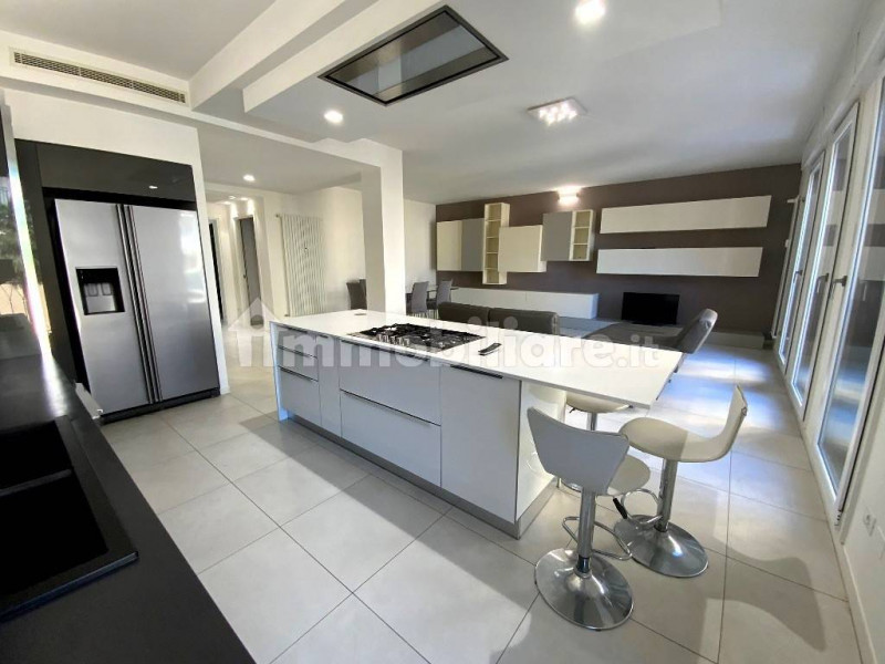 raffinato appartamento di 150 mq, recentemente ristrutturato con materiali di pregio e dotazioni ...