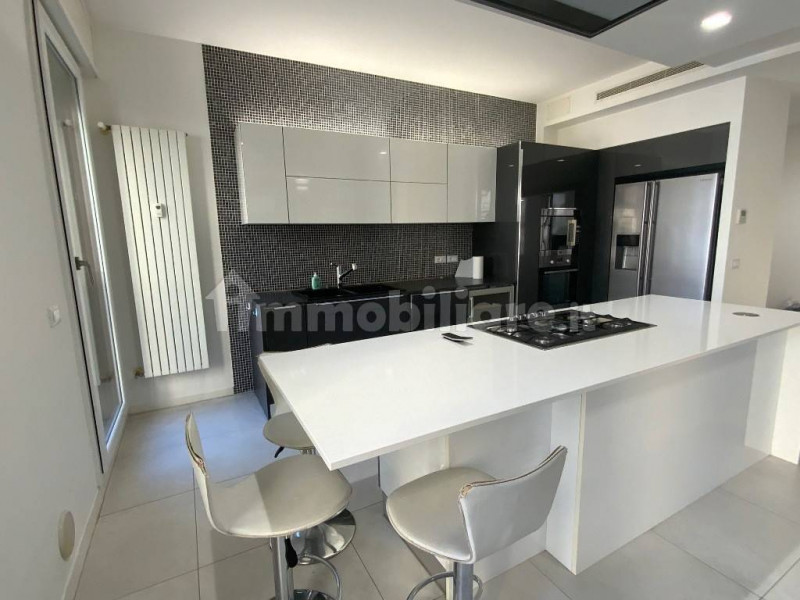 raffinato appartamento di 150 mq, recentemente ristrutturato con materiali di pregio e dotazioni ...