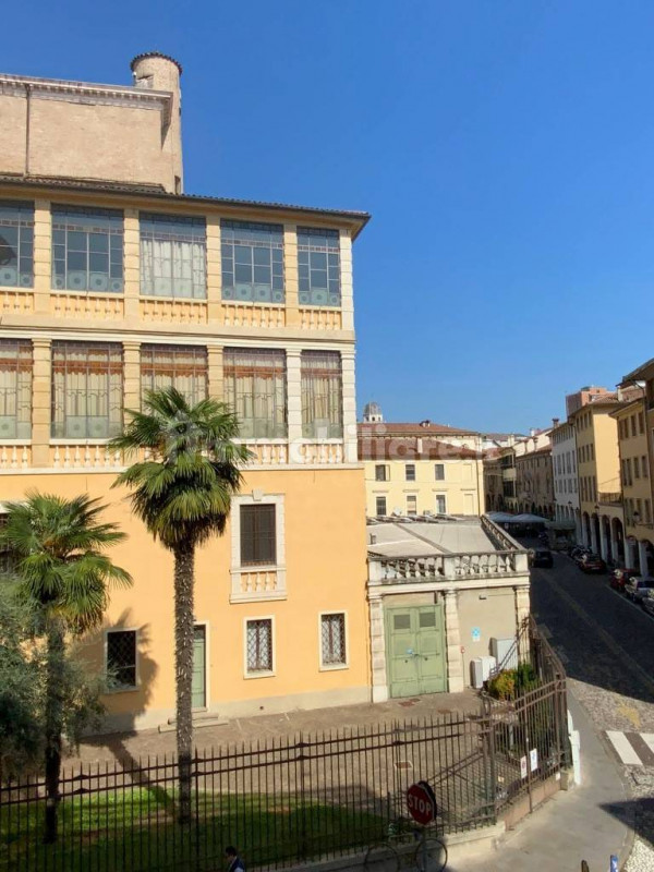 raffinato appartamento di 150 mq, recentemente ristrutturato con materiali di pregio e dotazioni ...