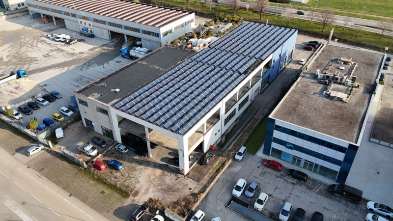 Thiene, Commerciale al piano terra, con esterno di proprietà ed ingresso indipendente

Trattativa...