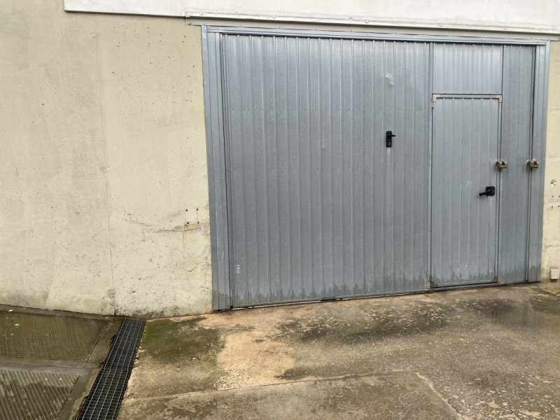 A Piove di Sacco vicinanze centro storico, disponiamo di un grande magazzino posto al piano sotto...