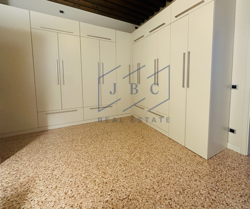 ODERZO - (TV)
All'interno di uno storico palazzo risalente ai primi anni del 1700, con vincolo a ...