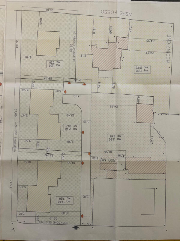 In una tranquilla zona residenziale di Montegrotto Terme, immersa nel verde e caratterizzata prev...