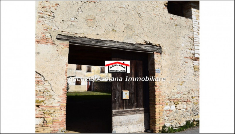 Vendesi rustico centrale indipendente con giardino interno a Possagno. Il rustico è composto da u...
