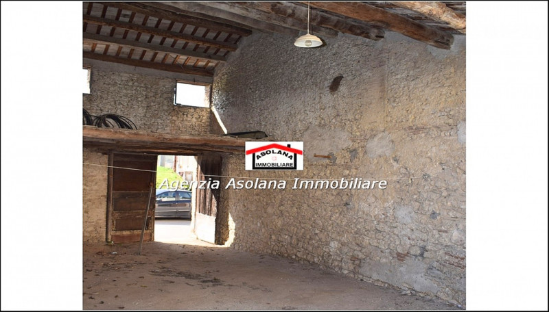 Vendesi rustico centrale indipendente con giardino interno a Possagno. Il rustico è composto da u...