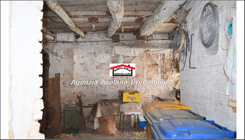 Vendesi rustico centrale indipendente con giardino interno a Possagno. Il rustico è composto da u...