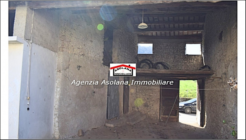 Vendesi rustico centrale indipendente con giardino interno a Possagno. Il rustico è composto da u...