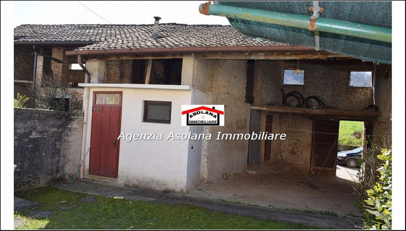 Vendesi rustico centrale indipendente con giardino interno a Possagno. Il rustico è composto da u...