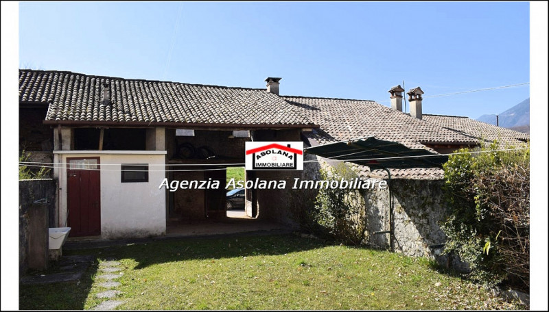 Vendesi rustico centrale indipendente con giardino interno a Possagno. Il rustico è composto da u...