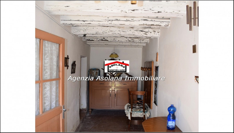 Vendesi rustico centrale indipendente con giardino interno a Possagno. Il rustico è composto da u...