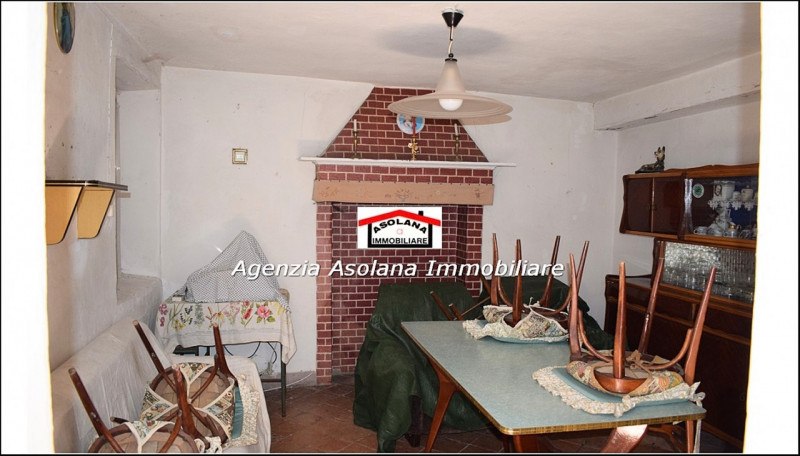 Vendesi rustico centrale indipendente con giardino interno a Possagno. Il rustico è composto da u...