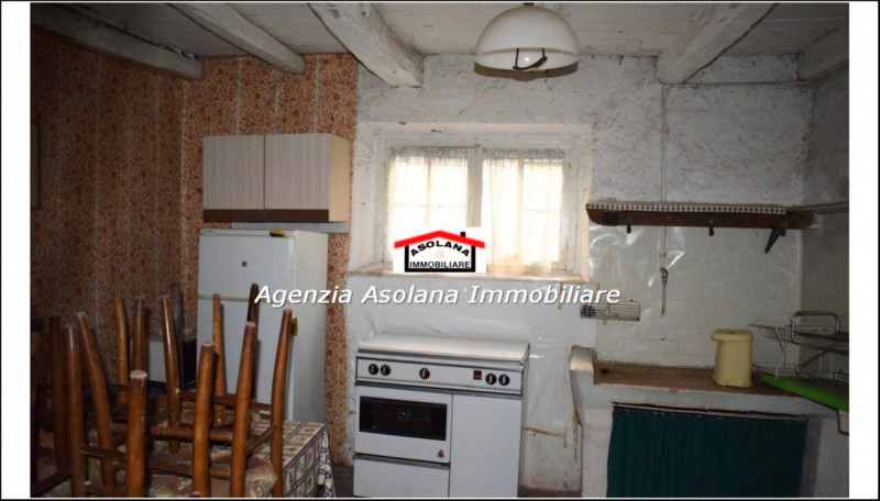 Vendesi rustico centrale indipendente con giardino interno a Possagno. Il rustico è composto da u...