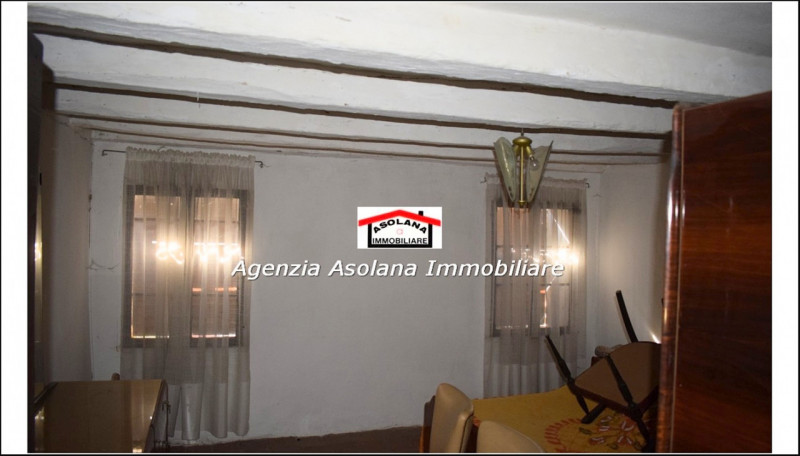 Vendesi rustico centrale indipendente con giardino interno a Possagno. Il rustico è composto da u...