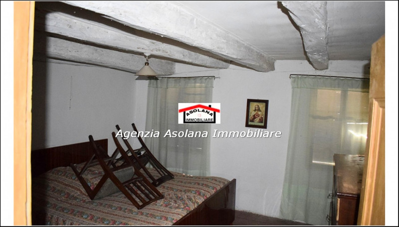 Vendesi rustico centrale indipendente con giardino interno a Possagno. Il rustico è composto da u...