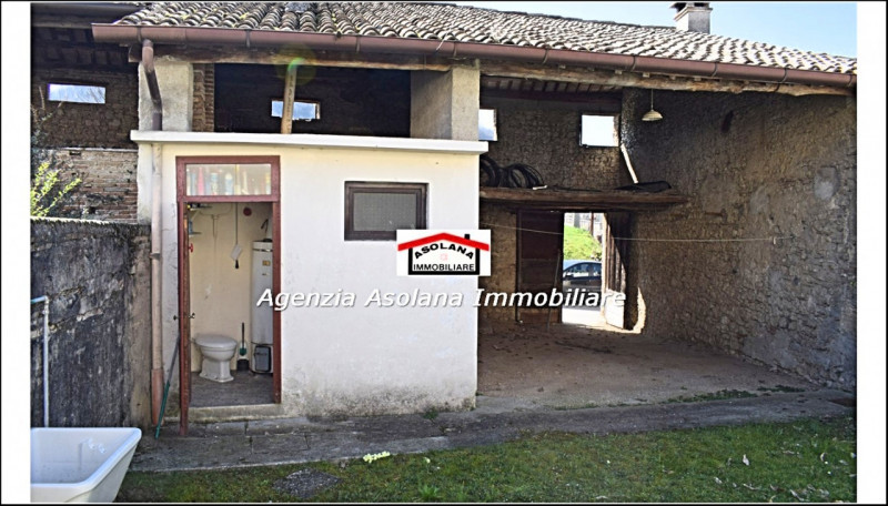 Vendesi rustico centrale indipendente con giardino interno a Possagno. Il rustico è composto da u...