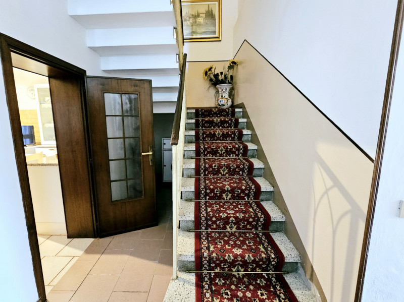 Nel centro di Granze, proponiamo in vendita grande casa singola, caratterizzata da locali spazios...