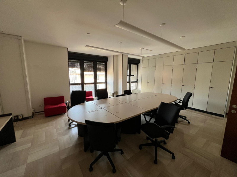 POSTO IN ELEGANTE CONTESTO DIREZIONALE UNITA' LUMINOSA DI CIRCA 390 MQ. POSTO AL 6° PIANO. DOPPIO...