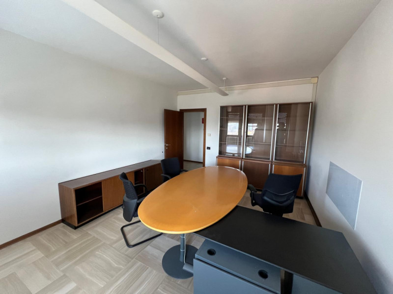 POSTO IN ELEGANTE CONTESTO DIREZIONALE UNITA' LUMINOSA DI CIRCA 390 MQ. POSTO AL 6° PIANO. DOPPIO...