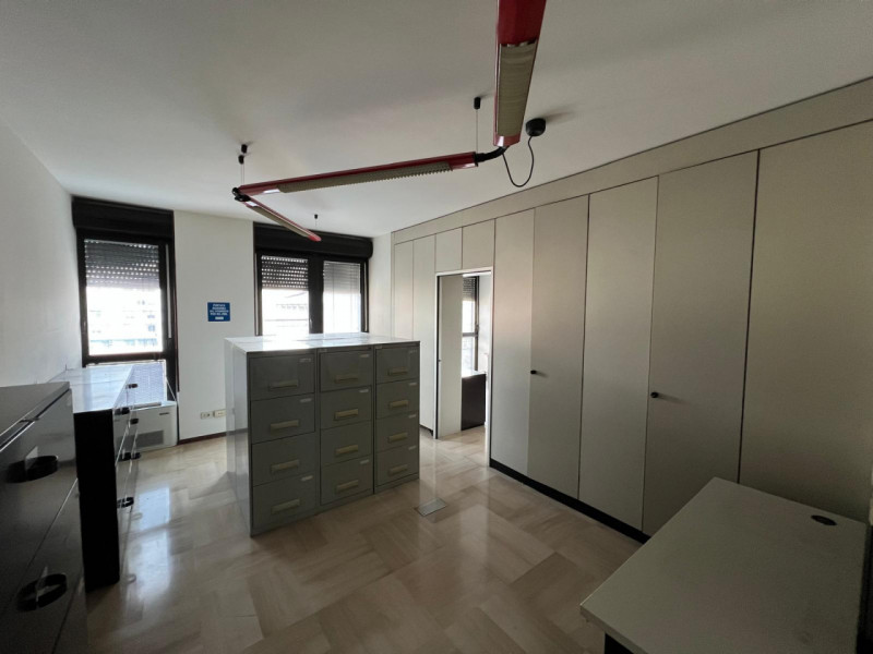 POSTO IN ELEGANTE CONTESTO DIREZIONALE UNITA' LUMINOSA DI CIRCA 390 MQ. POSTO AL 6° PIANO. DOPPIO...