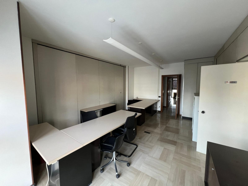 POSTO IN ELEGANTE CONTESTO DIREZIONALE, UNITA' MOLTO LUMINOSA DI CIRCA 390 MQ. POSTO AL 6° PIANO ...