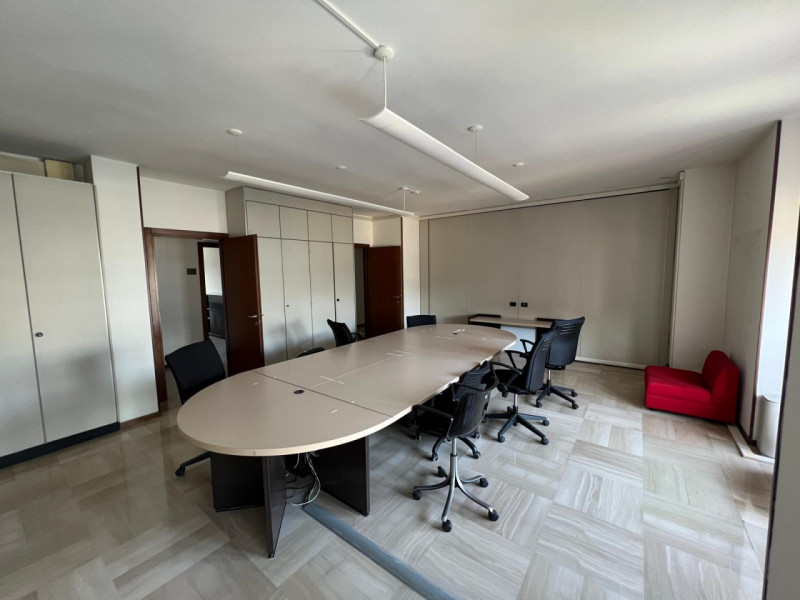 POSTO IN ELEGANTE CONTESTO DIREZIONALE, UNITA' MOLTO LUMINOSA DI CIRCA 390 MQ. POSTO AL 6° PIANO ...