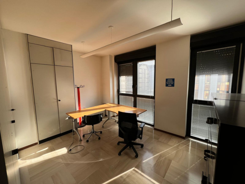 POSTO IN ELEGANTE CONTESTO DIREZIONALE, UNITA' MOLTO LUMINOSA DI CIRCA 390 MQ. POSTO AL 6° PIANO ...